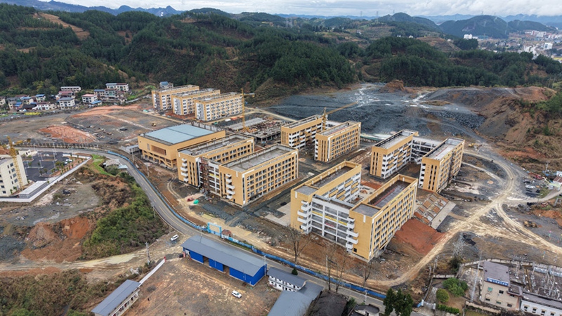 6、岑鞏職校遷建項目現場，黃白相間的嶄新樓宇錯落矗立。（沈啟照 攝）