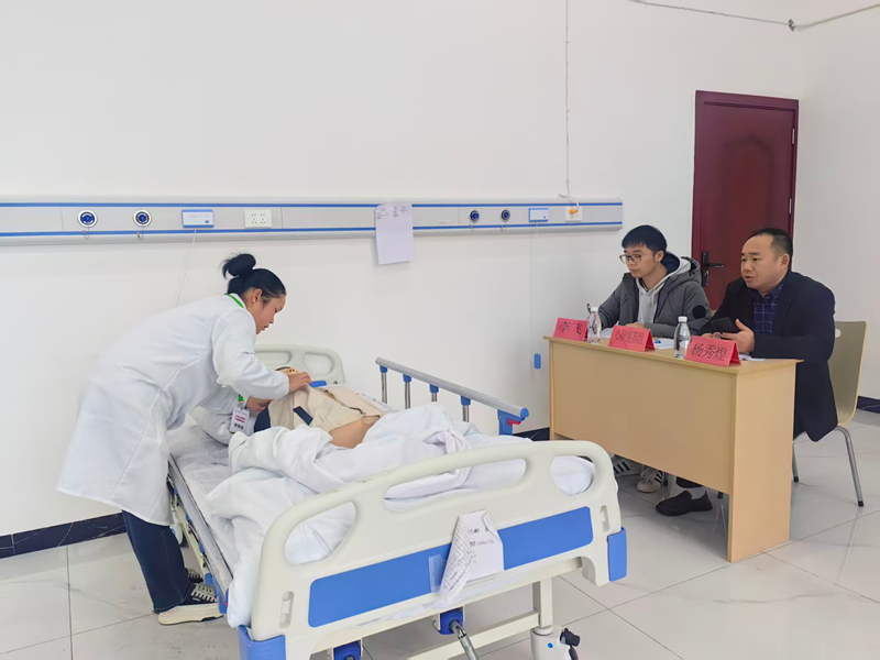 施秉縣鄉(xiāng)村醫(yī)生在天使工程培訓項目中參加實訓。