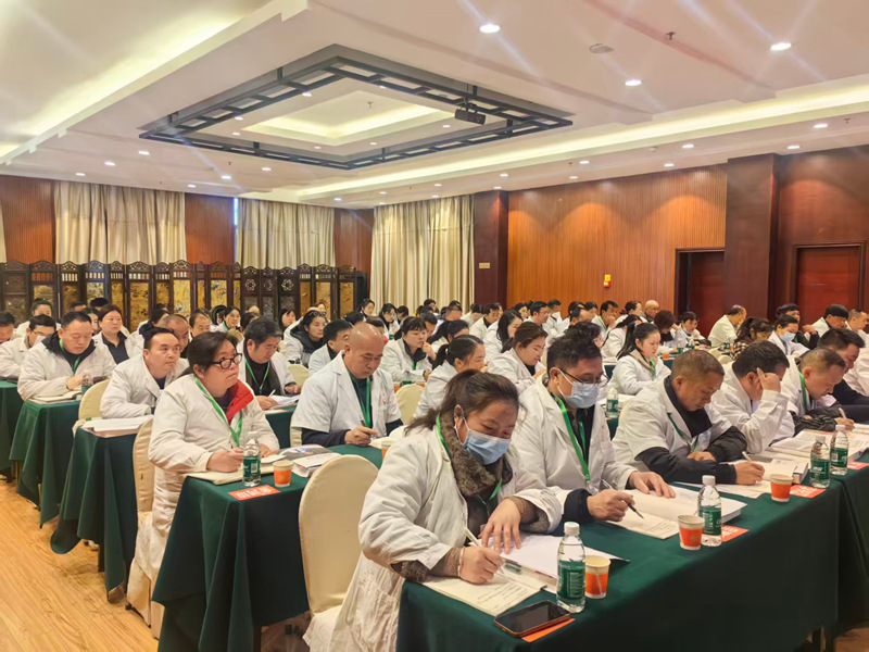 施秉縣鄉(xiāng)村醫(yī)生在天使工程培訓項目中認真參訓。