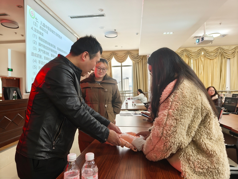 專家為基層醫務人員精準開展婦幼健康服務實操培訓。