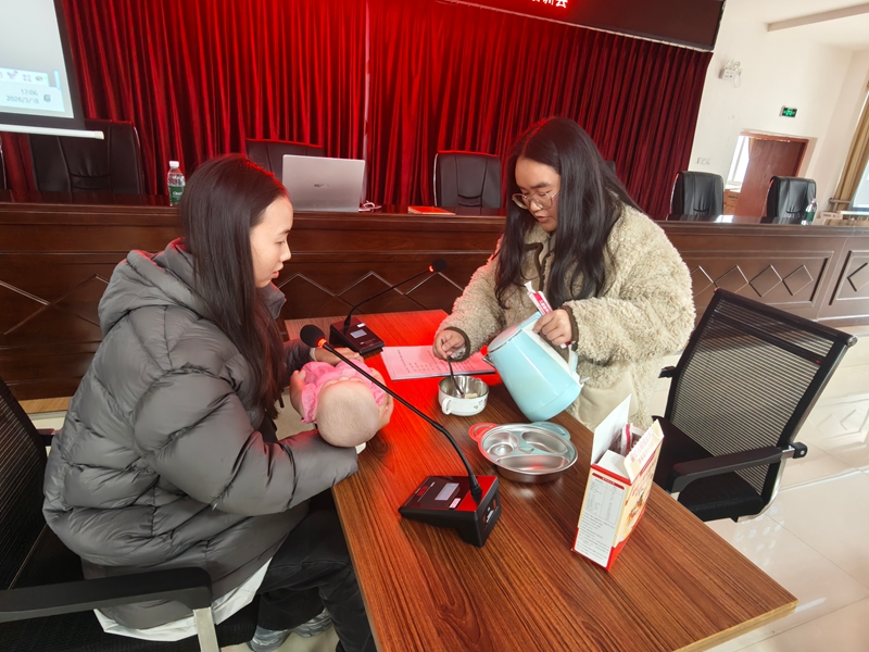 專家為基層醫務人員精準開展婦幼健康服務實操培訓。