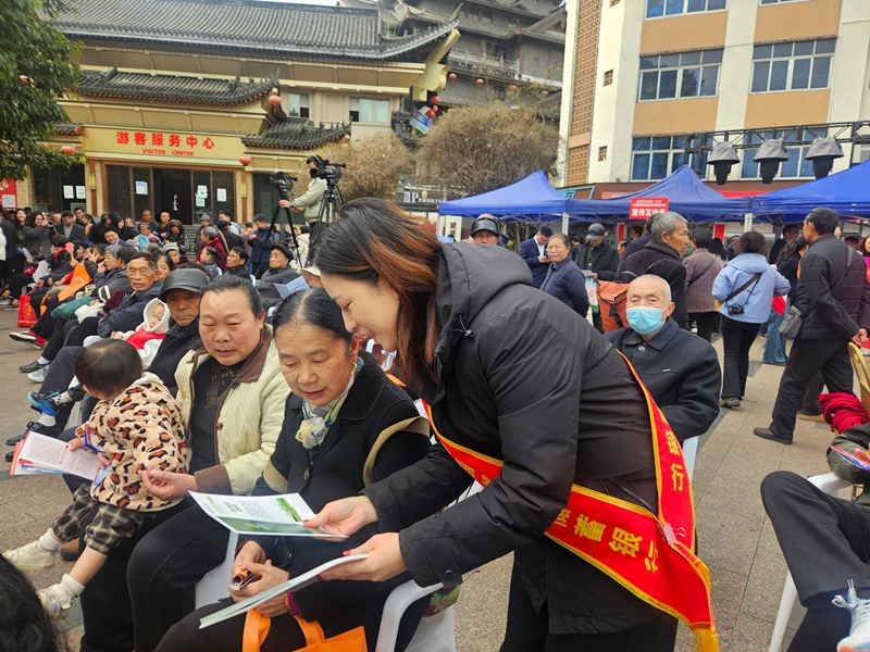 2、郵儲銀行工作人員面對面給群眾講解金融知識。