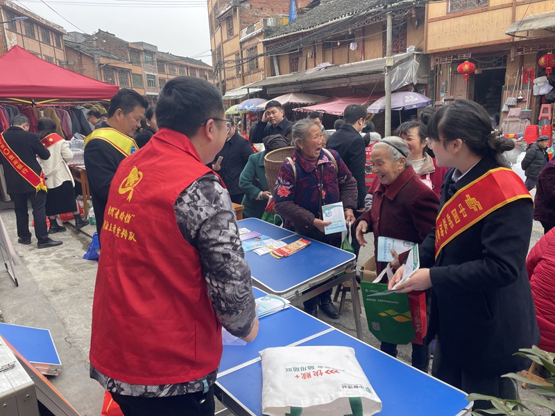 3、郵儲銀行員工在給群眾答疑解惑。