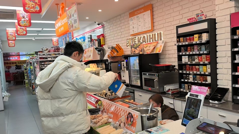 遵義市新蒲新區濱湖社區社區工作者走訪商戶宣傳政策。