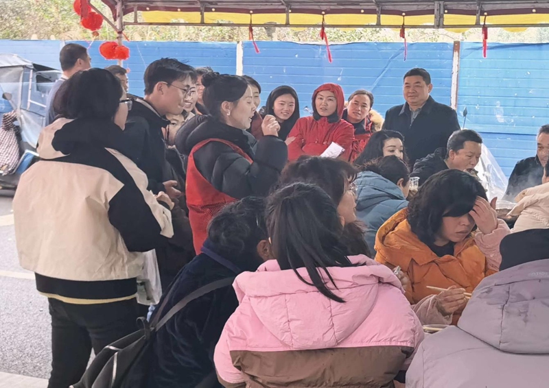 遵義市新蒲新區高鐵社區社區工作者向群眾講解知識。