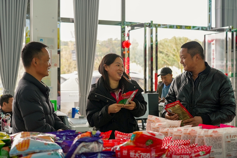 春耕時節，村民在清鎮市黔頌耘農事服務中心采購種子。陸勁松 攝