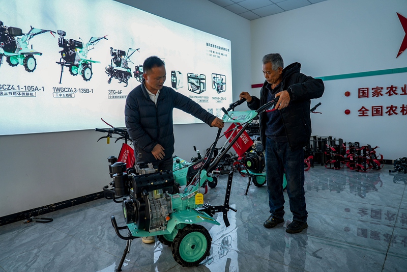 蔣華正為村民講解農機性能和使用要點。陸勁松 攝 (2)