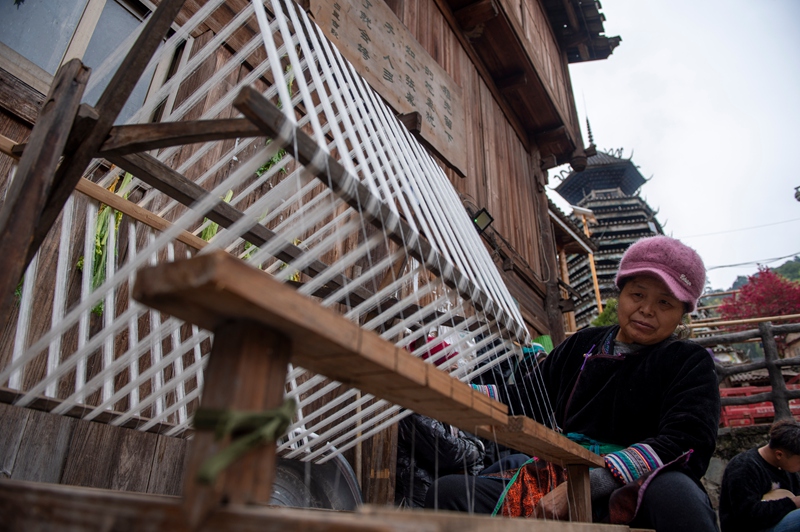3月19日，在貴州省從江縣高增鄉占里侗寨，侗族同胞在進行手工織布前的穿筘。
