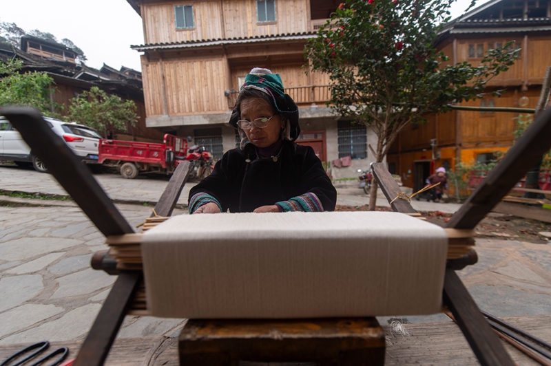 3月19日，在貴州省從江縣高增鄉占里侗寨，侗族同胞在進行手工織布前的穿綜。