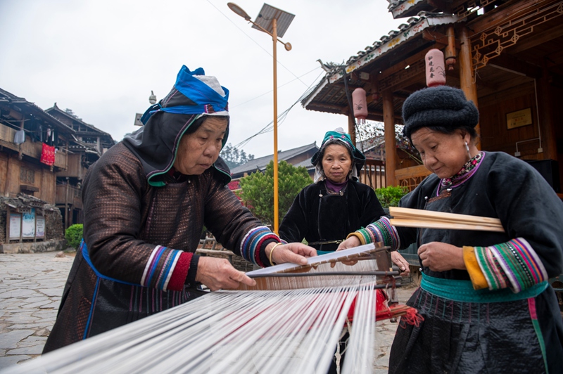 3月19日，在貴州省從江縣高增鄉占里侗寨，侗族同胞在進行手工織布前的牽紗。