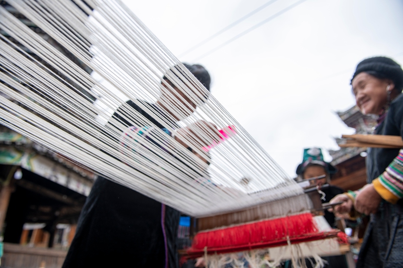 3月19日，在貴州省從江縣高增鄉占里侗寨，侗族同胞在進行手工織布前的牽紗。