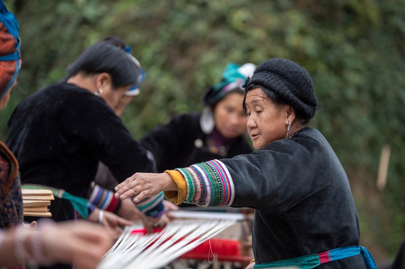 3月19日，在貴州省從江縣高增鄉占里侗寨，侗族同胞在進行手工織布前的牽紗。