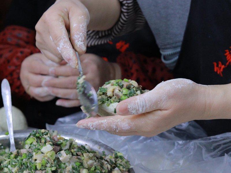 貴州德江:清明粑香飄市場 傳統(tǒng)小吃促增收(1)