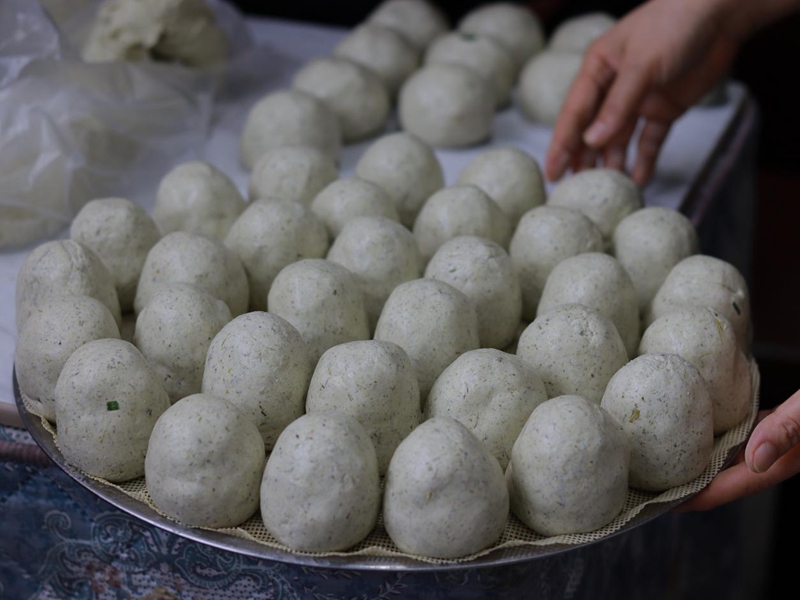 貴州德江:清明粑香飄市場 傳統(tǒng)小吃促增收(2)