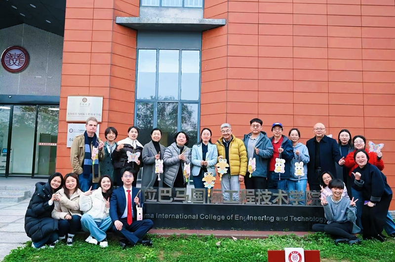 北阿學院中外師生制作花燈慶祝傳統節日。貴州大學供圖