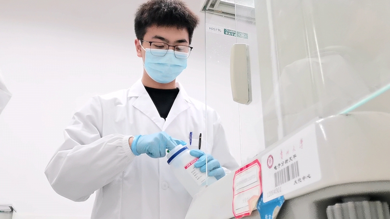 王宏潤在貴州大學實驗室做實驗。受訪者供圖