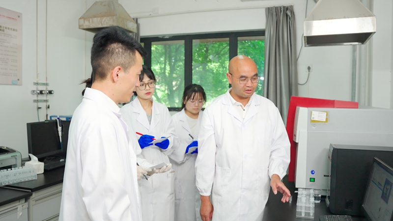 吳攀教授（右一）在實驗室指導科研團隊。貴州大學供圖