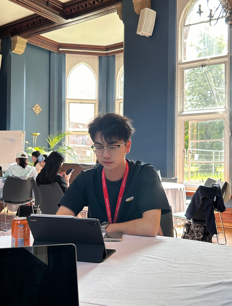 王宏潤在英國劍橋大學進行交流學習。受訪者供圖