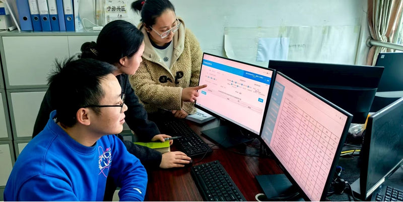 清鎮市疾控中心流病科工作人員撰寫呼吸道腸道傳染病疫情周報。王億蘭 攝