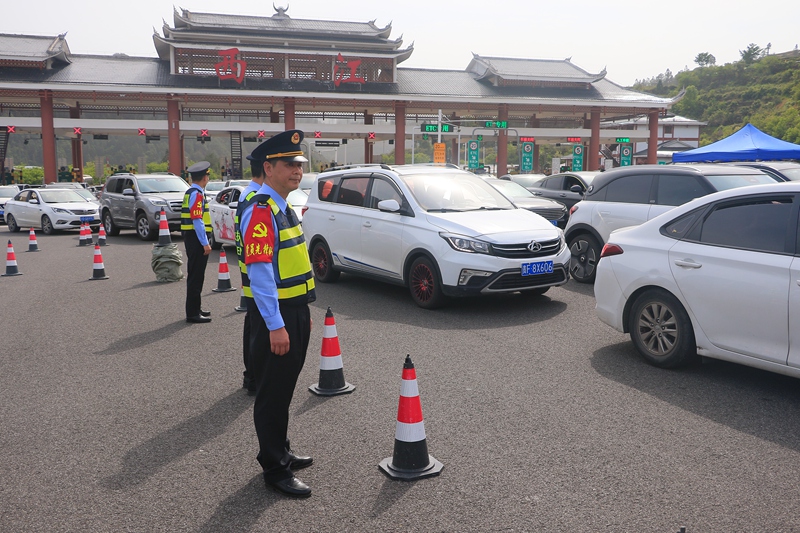 2 黨員先鋒隊在西江收費站值守保暢