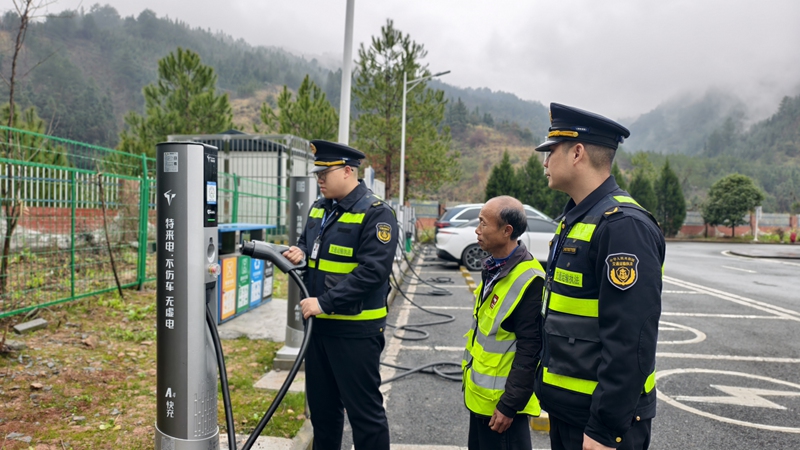 4 執法人員檢查服務區新能源充電設施