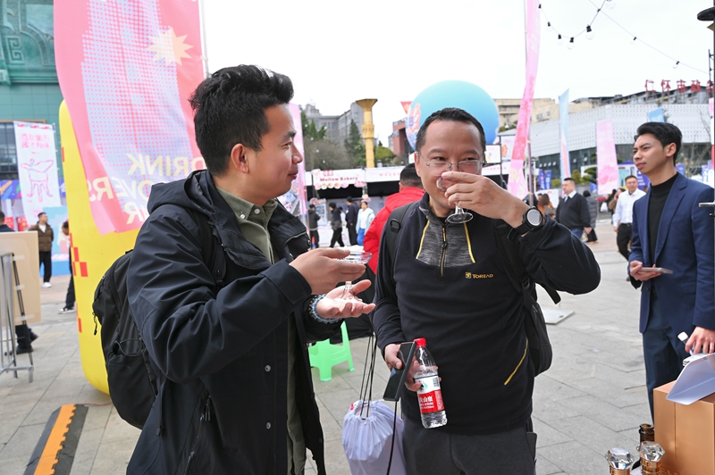 3、遼寧游客楊名品鑒仁懷本地優質醬酒。