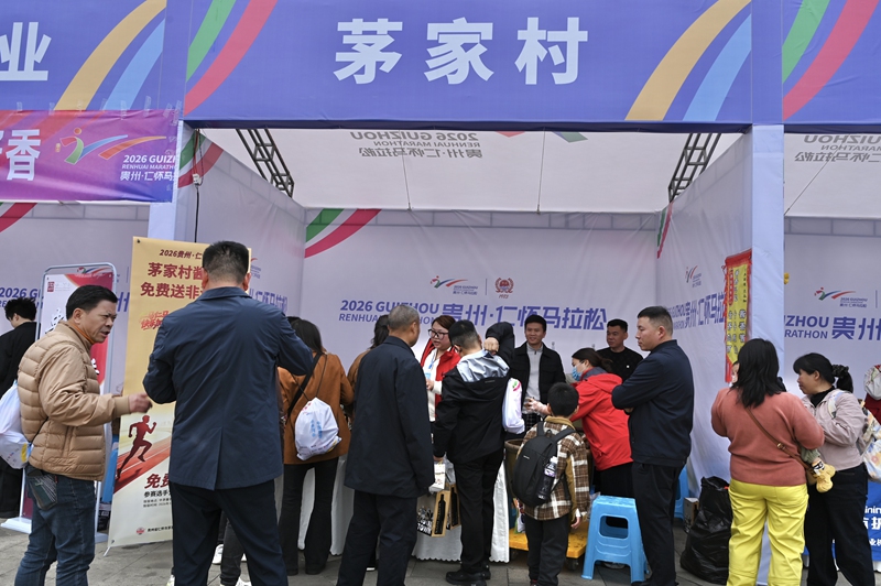 4、農特產品展銷區人頭攢動。