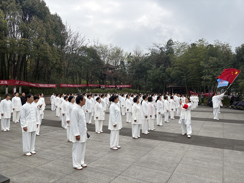 百余名太極愛好者身著統(tǒng)一太極服進(jìn)行集體太極拳展演活動