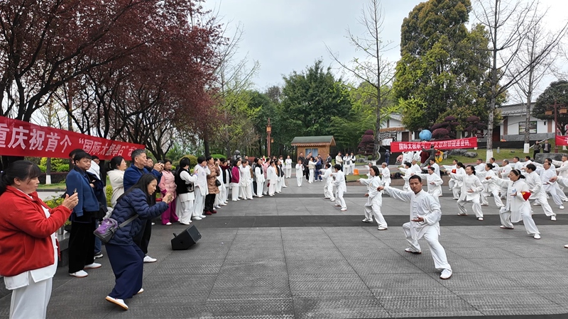 現(xiàn)場氛圍寧靜祥和,引來市民駐足觀看