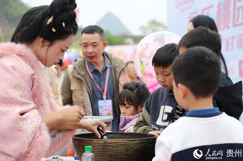 非遺手作吸引市民游客體驗。人民網 龍章榆 攝