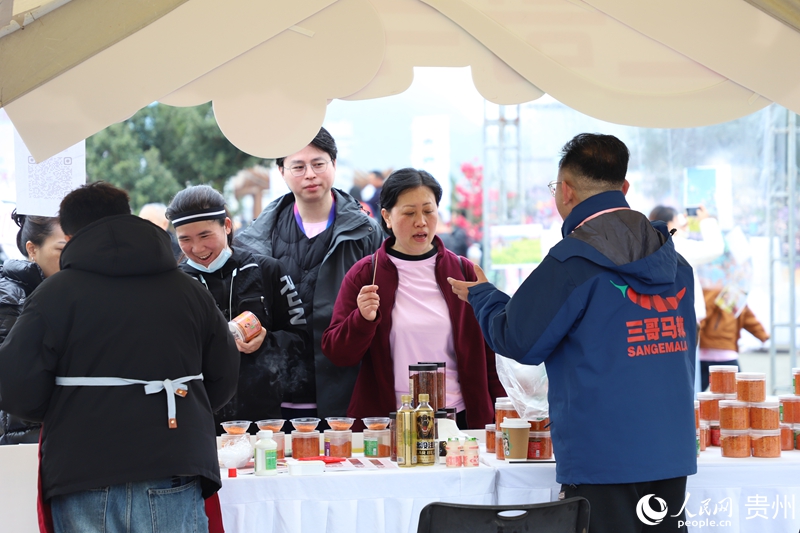 賽事配套鄉村市集，激活鄉村消費新場景。人民網 龍章榆 攝