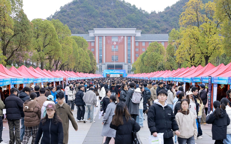 3、招聘會(huì)現(xiàn)場。