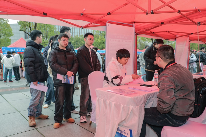 4、招聘會(huì)現(xiàn)場。