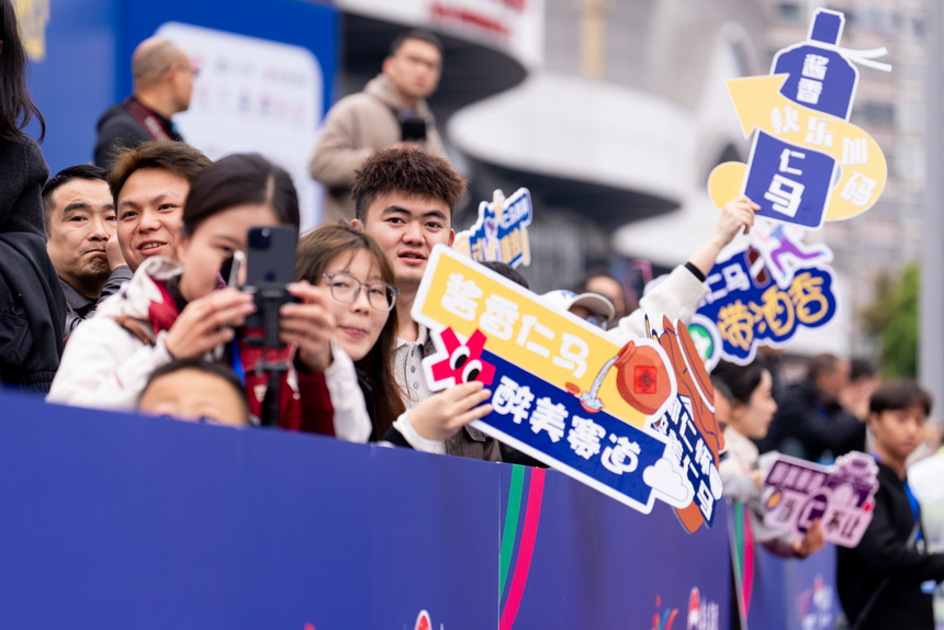 比賽現場,觀眾為參加比賽的運動員加油。人民網記者 涂敏攝