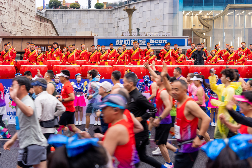 2026貴州·仁懷馬拉松賽現場。人民網記者 涂敏攝