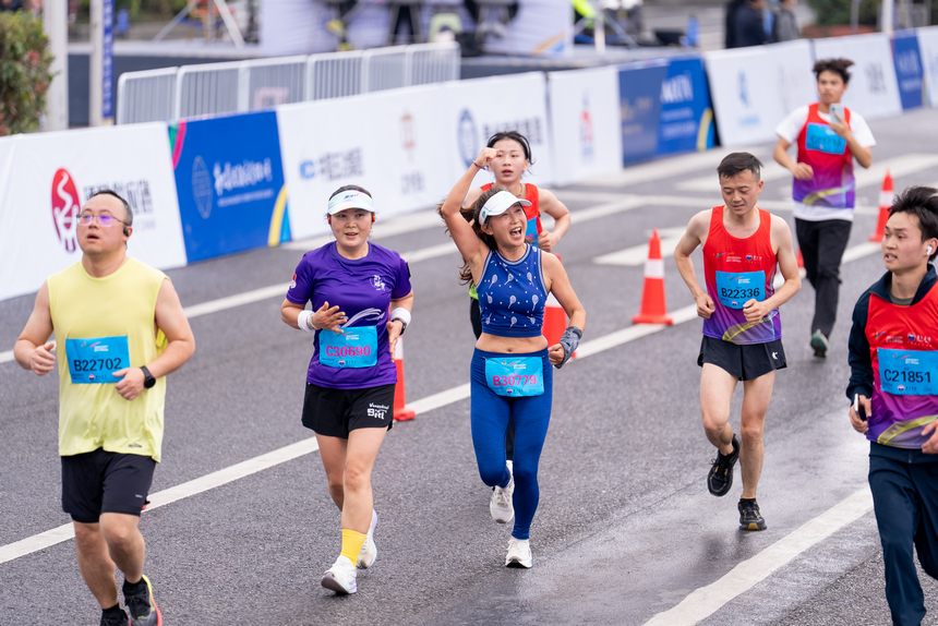 2026貴州·仁懷馬拉松賽現場。人民網記者 涂敏攝