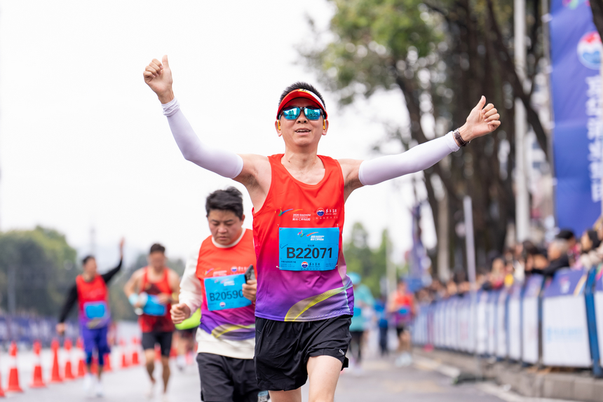 2026貴州·仁懷馬拉松賽現場。人民網記者 涂敏攝