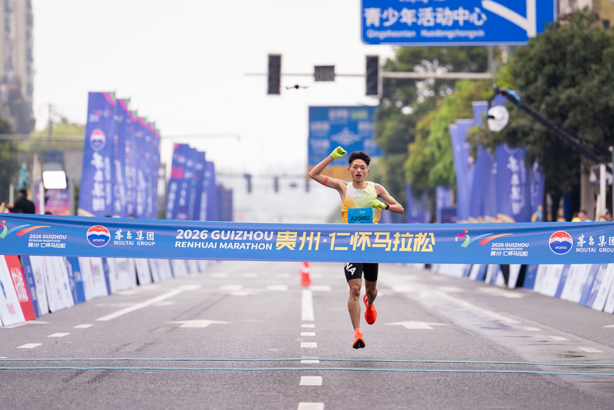 參加半程馬拉松項目的運動員沖過終點線。人民網(wǎng)記者 涂敏攝