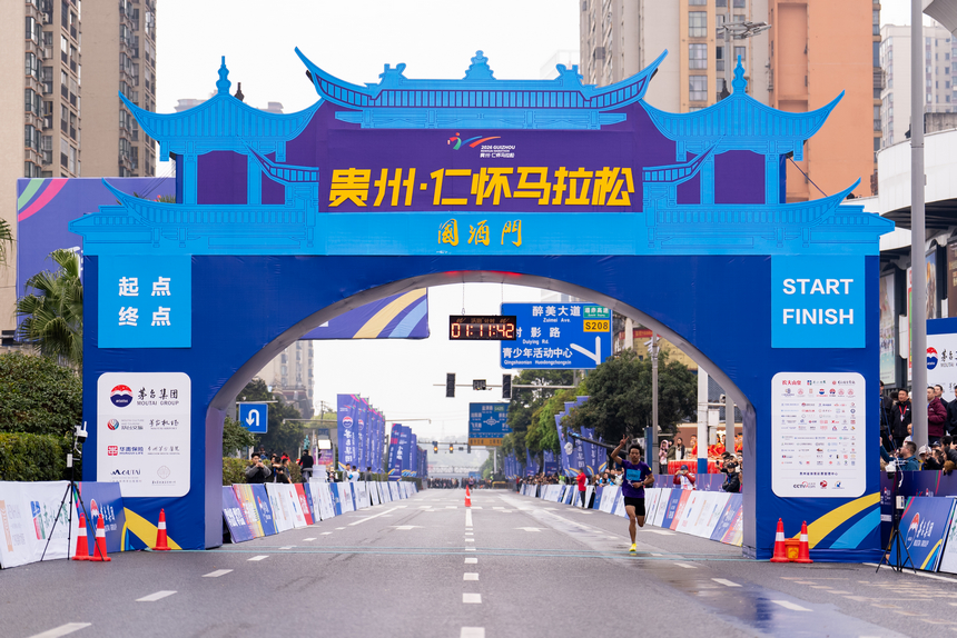 參加半程馬拉松項目的運動員沖過終點線。人民網記者 涂敏攝