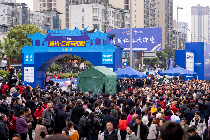 比賽現場,觀眾為參加比賽的運動員加油。人民網記者 涂敏攝