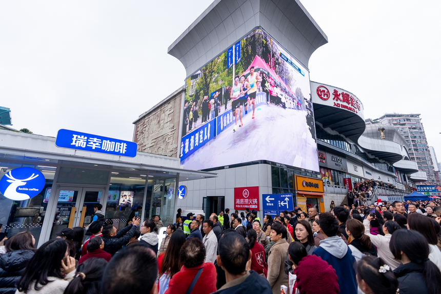 比賽現場，觀眾為參加比賽的運動員加油。人民網記者 涂敏攝