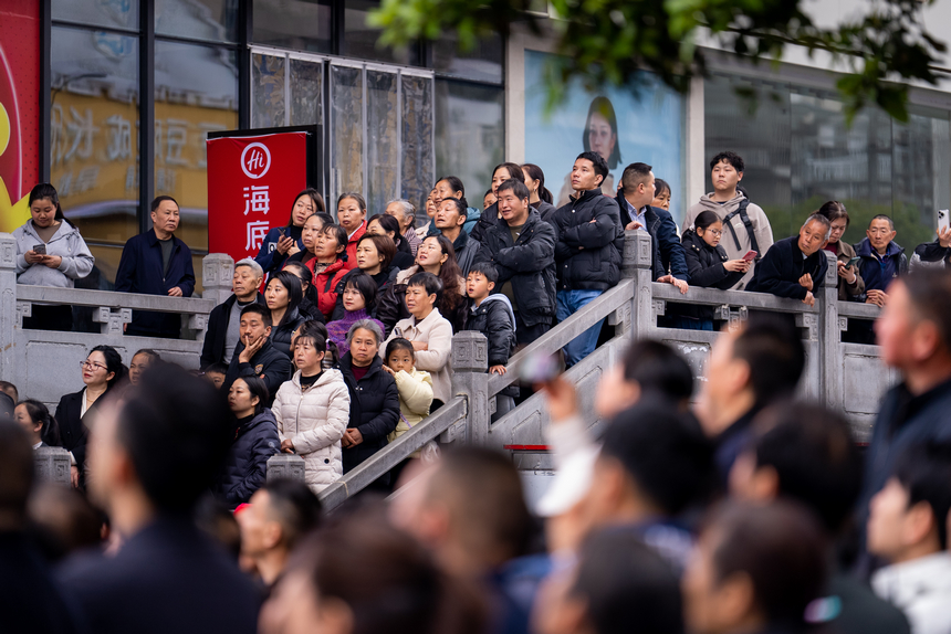 比賽現場,觀眾為參加比賽的運動員加油。人民網記者 涂敏攝