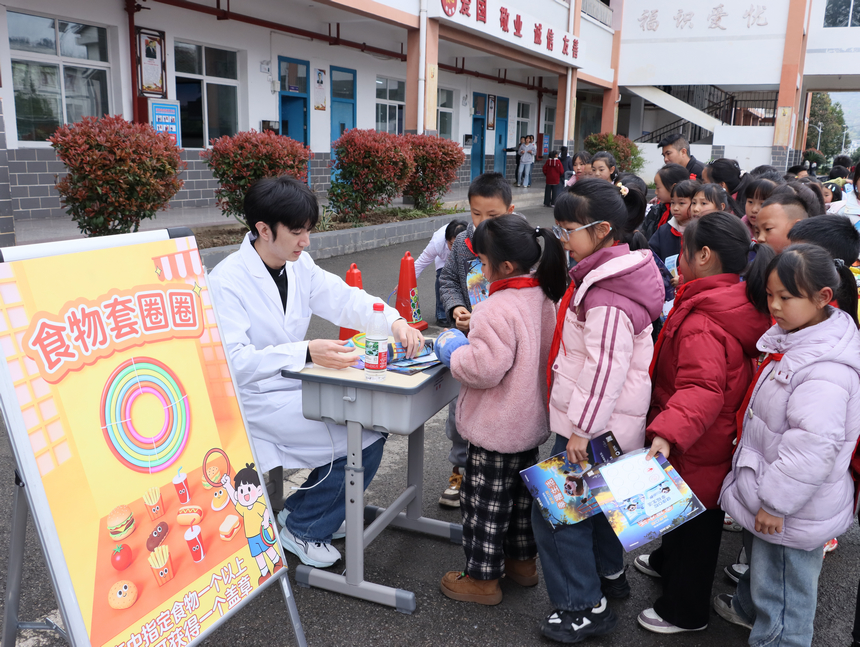 開陽縣民族學(xué)校活動現(xiàn)場。