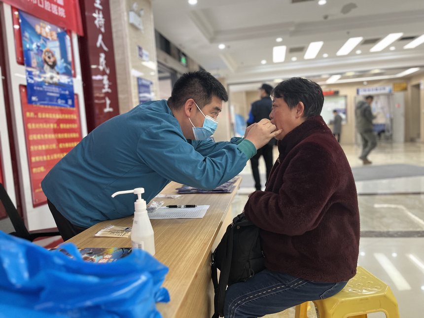 行政后勤一、二黨支部、臨床五黨支部在貴陽市口腔醫(yī)院一樓大廳義診。