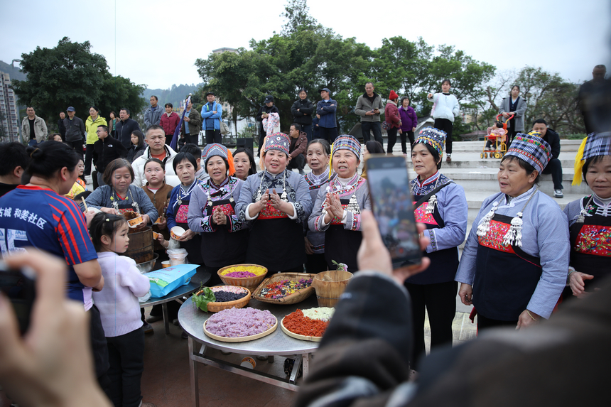 身著民族服飾的群眾來現(xiàn)場為球員加油。