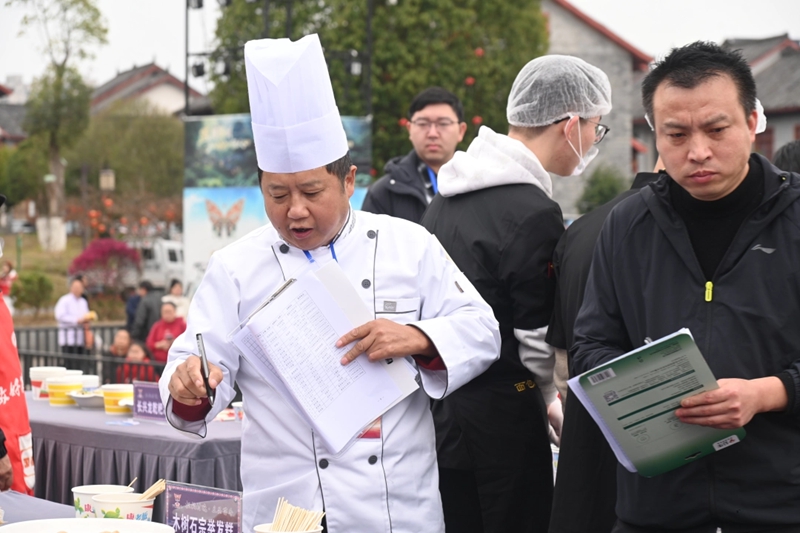 從松桃“村晚·且品苗鄉”面食大賽看農家小食到商品的蝶變。
