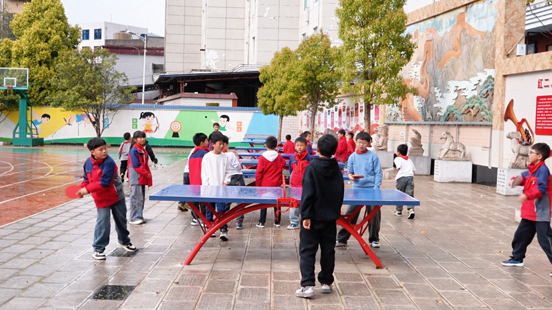 盤州市雙鳳鎮鳳城小學，學生們在打乒乓球。