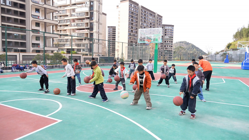盤州市第十二小學，學生們在練習籃球。