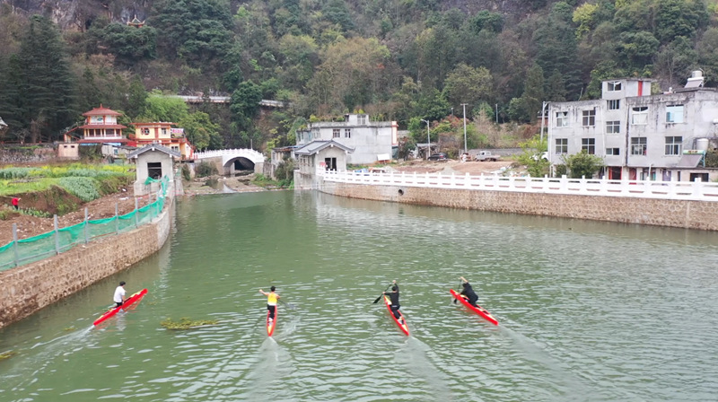 隊員練習皮劃艇。