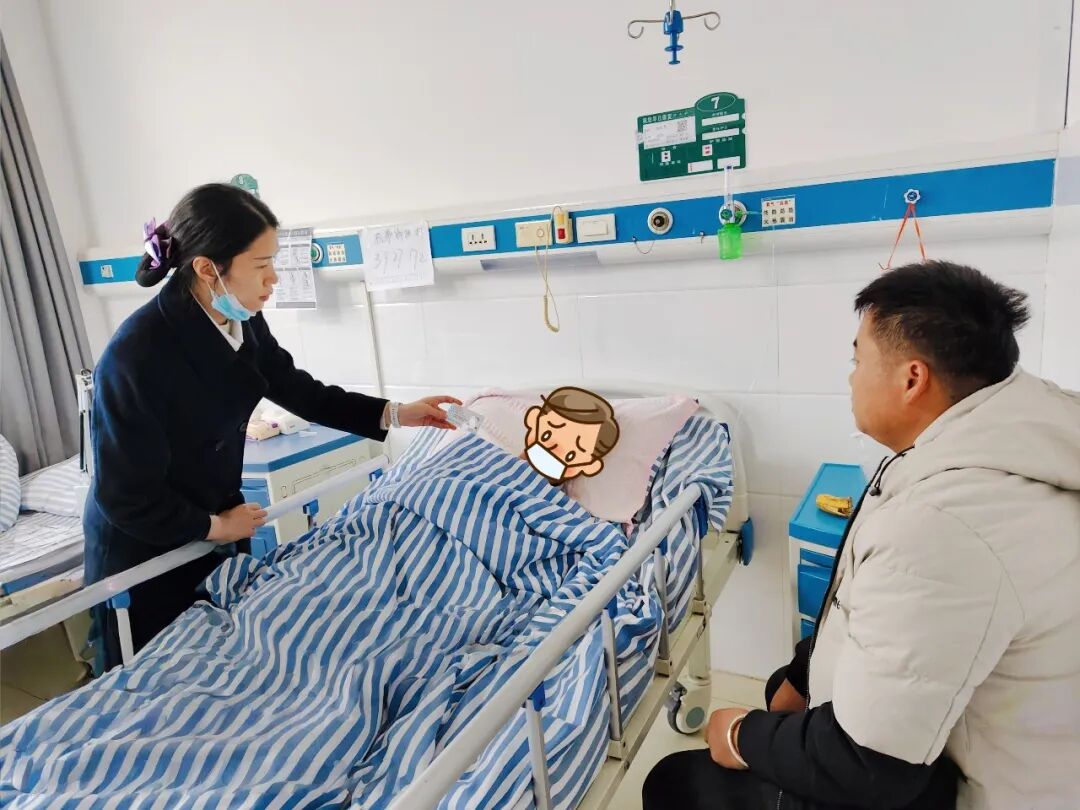 工作人員到醫(yī)院核實(shí)客戶(hù)病情。